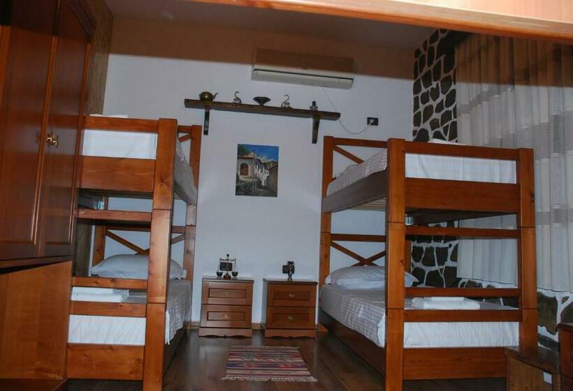 バスルーム共同エコノミー4人部屋, Bed & Breakfast Local Living Edi