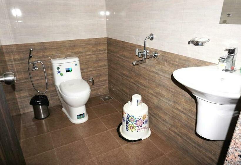 Quarto Deluxe, Kochi Crown