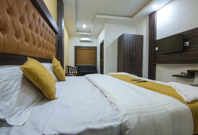 Quarto Deluxe, Kochi Crown