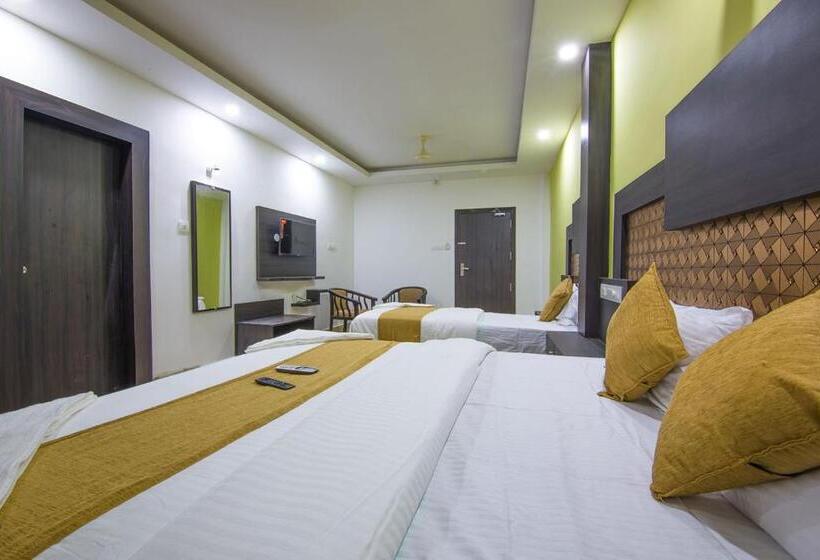 Quarto Triplo Deluxe, Kochi Crown