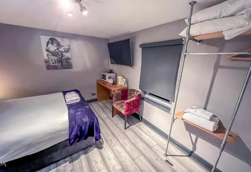 バス共有のスタンダードルーム, Twenty Hotel And Bar