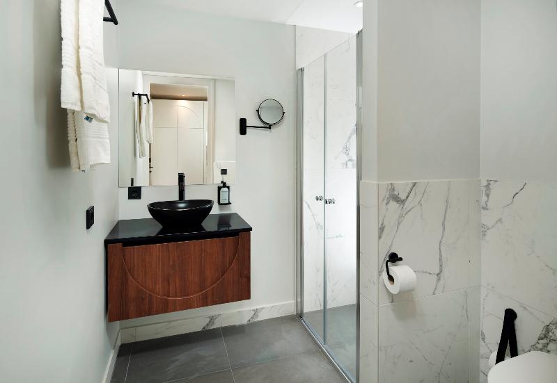 غرفة قياسية, The Anthony