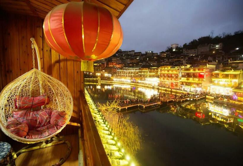 غرفة قياسية مزوَّدة بشُرفة, Yi Jiang Lou Lnn