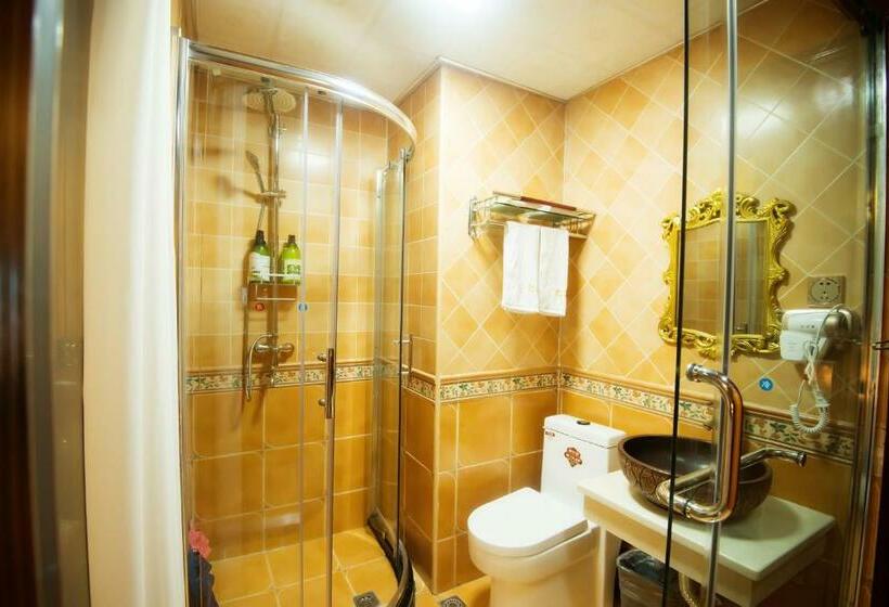 غرفة قياسية مزوَّدة بشُرفة, Yi Jiang Lou Lnn