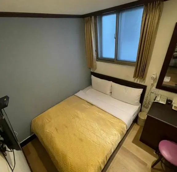 اتاق اکونومی, Holiday Business