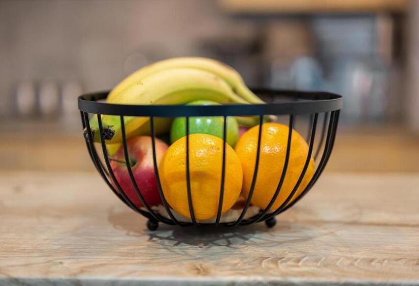 キャビン, Queensferry Guest House