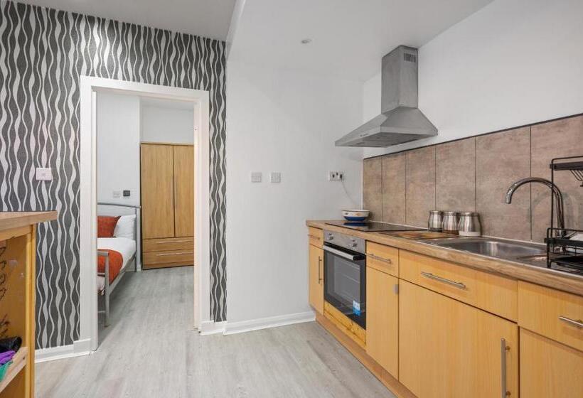 小室, Queensferry Guest House