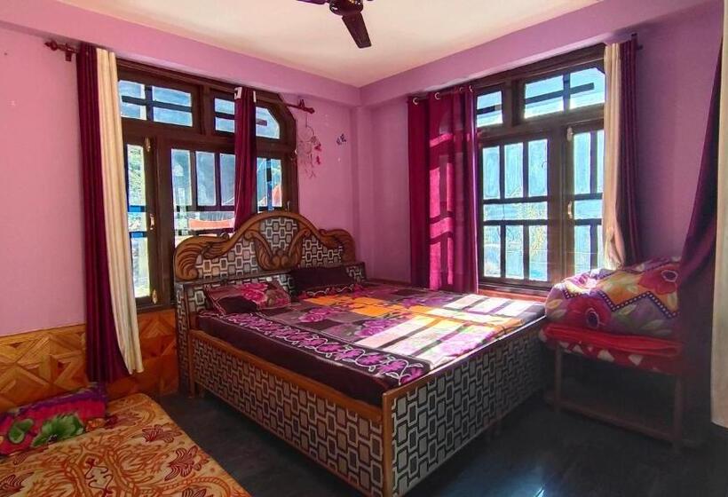 اتاق استاندارد با سرویس بهداشتی مشترک, Snow View Guest House