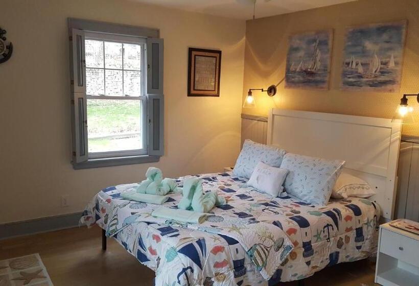 غرفة قياسية حمام مشترك, Natalie House   Boston