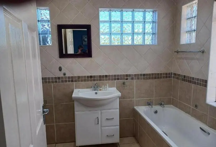 اتاق اکونومی, Orchard Guesthouse