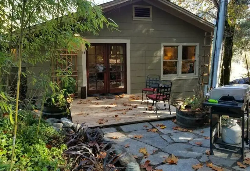 スタンダードスタジオ, China Creek Cottages