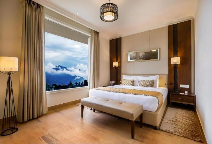 带阳台的豪华间, Regenta Resort & Spa Mashobra