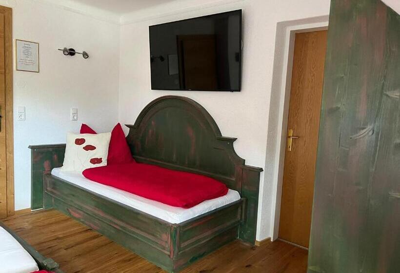 חדר סטנדרט לשלושה, Seebär Velden