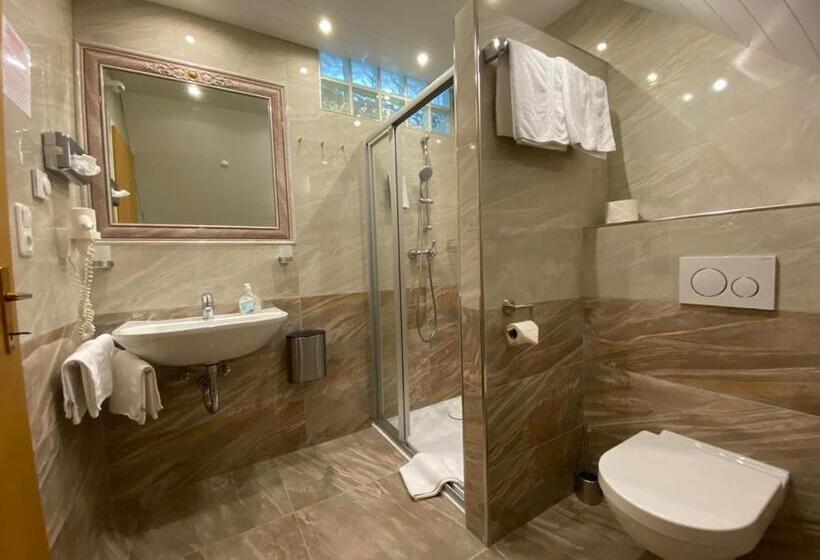 חדר סטנדרט לשלושה, Seebär Velden