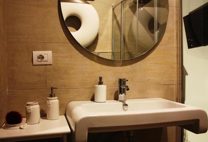 اتاق لوکس, A Casa Di V Ale