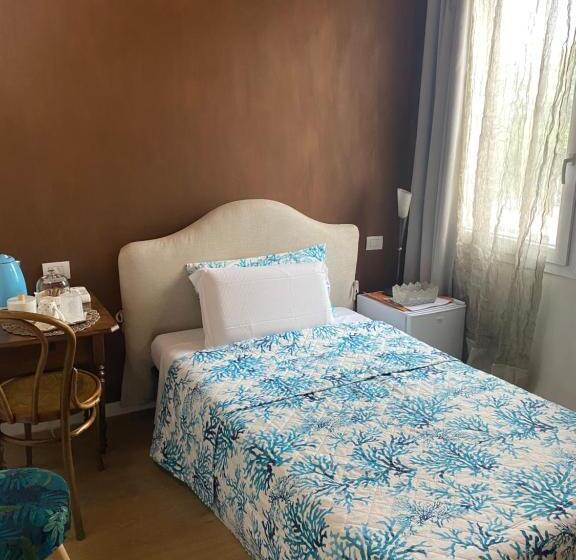 اتاق اکونومی یک تخته, A Casa Di V Ale