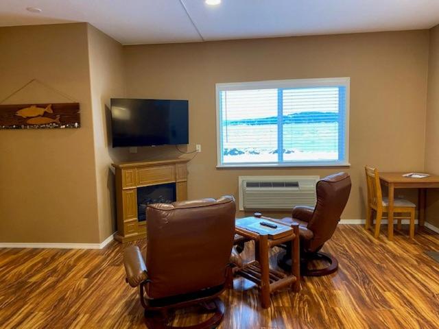 غرفة قياسية داخلية, The Waterfront At Potlatch