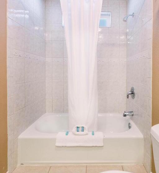 جناح مزوَّد بشرفة, The Waterfront At Potlatch