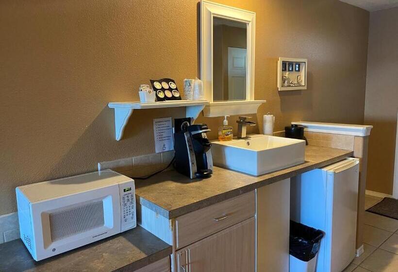 جناح مزوَّد بشرفة, The Waterfront At Potlatch