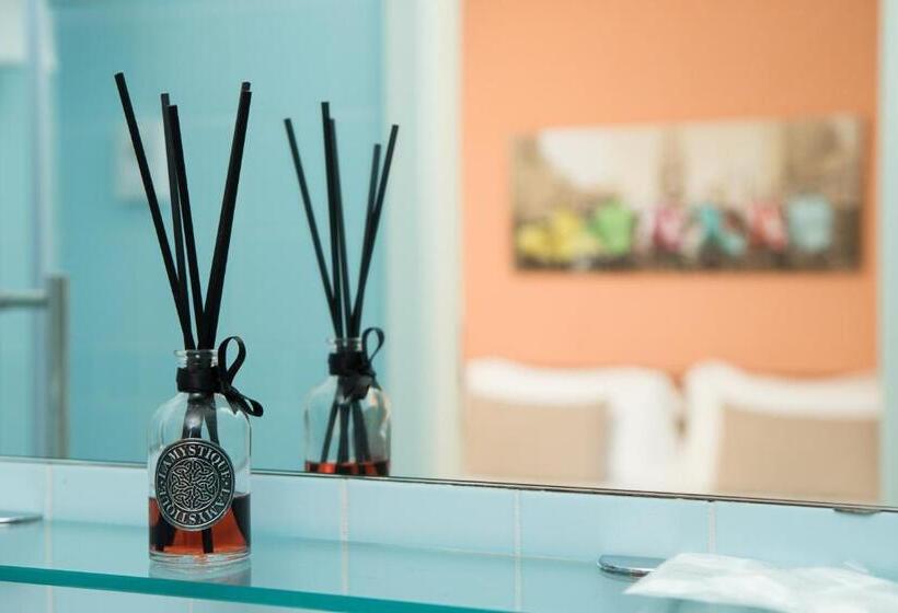 غرفة قياسية ثلاثية, Unique