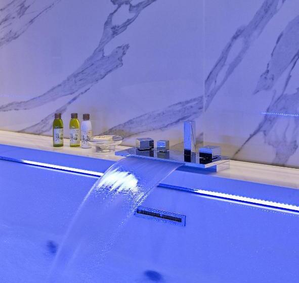 اتاق سوپریور با وان آب گرم, Palazzo Cini Luxury Rooms In Pisa