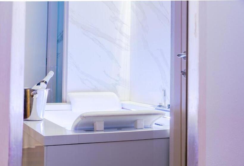 اتاق سوپریور با وان آب گرم, Palazzo Cini Luxury Rooms In Pisa
