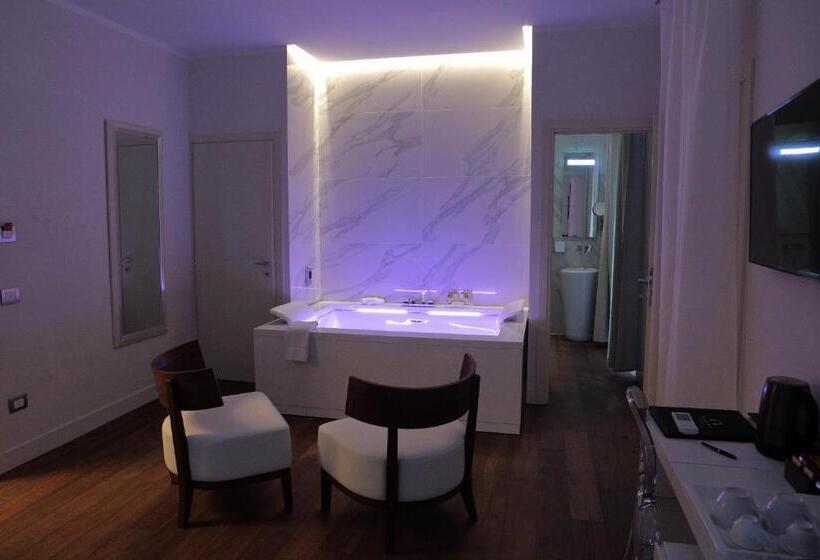 اتاق سوپریور با وان آب گرم, Palazzo Cini Luxury Rooms In Pisa