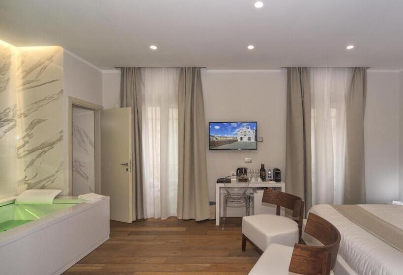 اتاق سوپریور با وان آب گرم, Palazzo Cini Luxury Rooms In Pisa