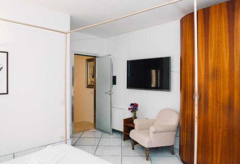 חדר דחוקס עם מיטת קינג, In Vacanza A Gaeta   B&b L Elica