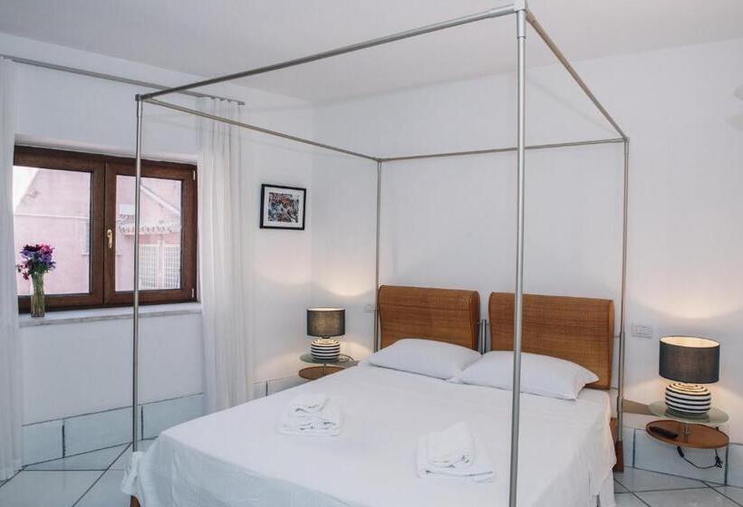 חדר דחוקס עם מיטת קינג, In Vacanza A Gaeta   B&b L Elica