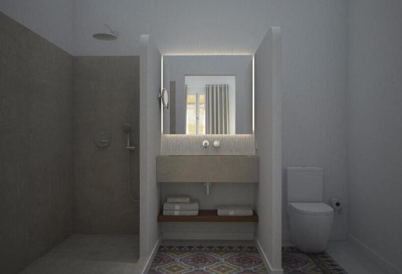 スーペリアースイート, Llonga S 11th Youth Hostel