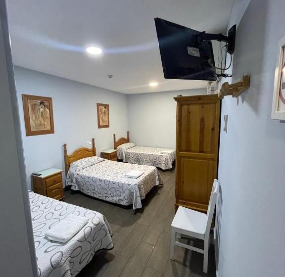 Номер Стандарт Трехместный, Hostal Tres Hermanos
