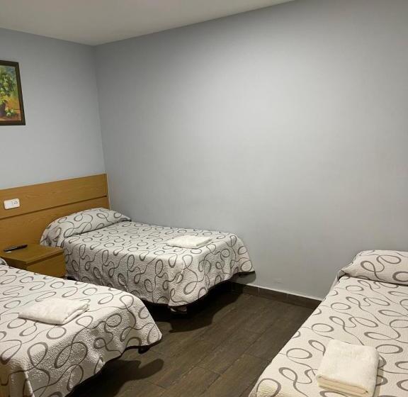 اتاق استاندارد سه نفره, Hostal Tres Hermanos