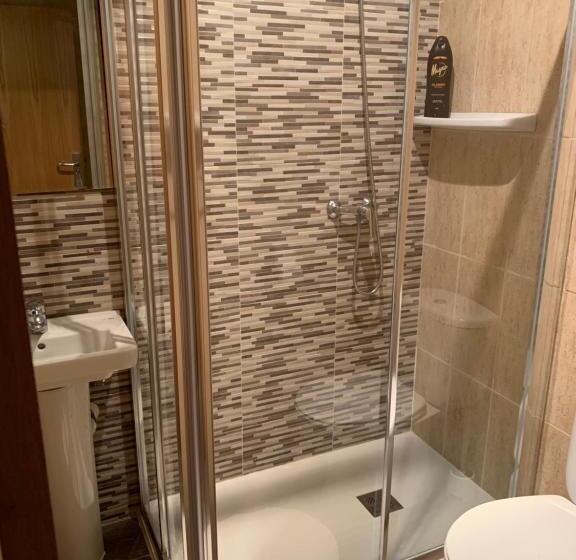 اتاق استاندارد سه نفره, Hostal Tres Hermanos