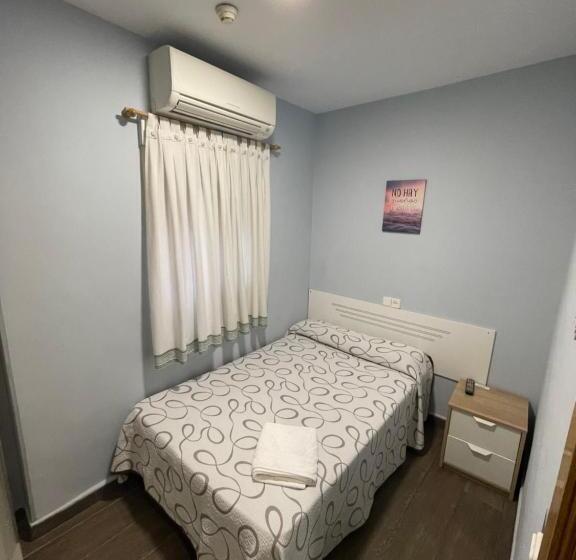 اتاق استاندارد یک نفره, Hostal Tres Hermanos