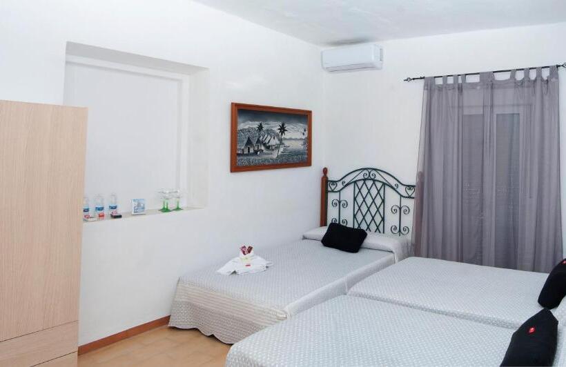 اتاق استاندارد سه تخته با بالکن, Hostal Batato