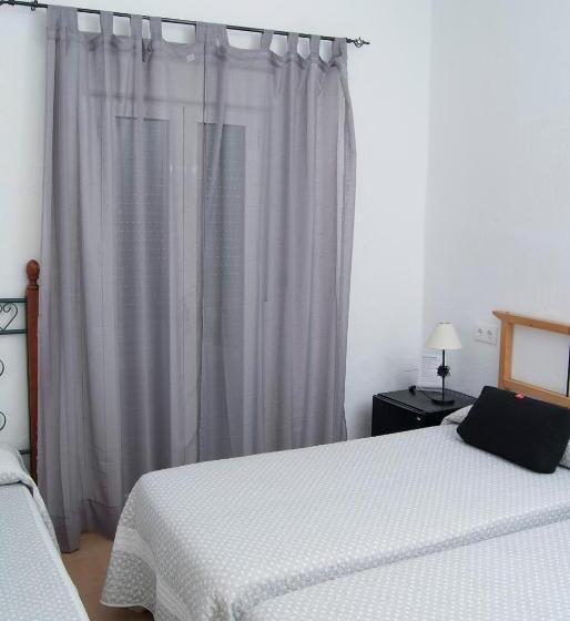 バルコニー付きスタンダードトリプルルーム, Hostal Batato