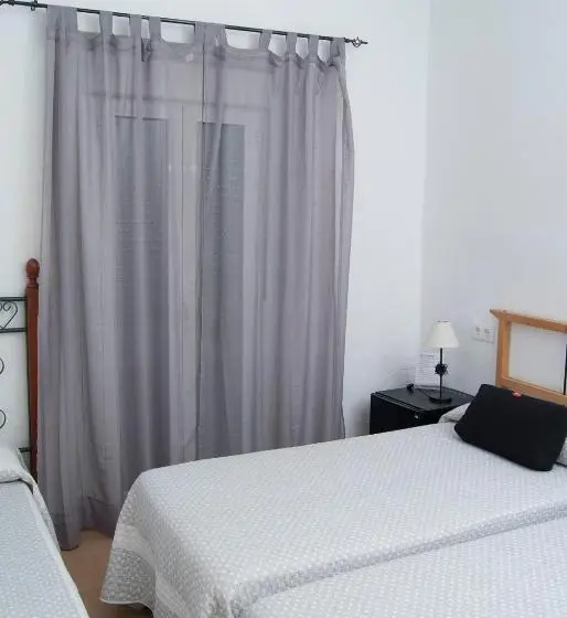 اتاق استاندارد سه تخته با بالکن, Hostal Batato