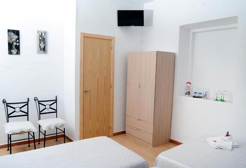 バルコニー付きスタンダードトリプルルーム, Hostal Batato