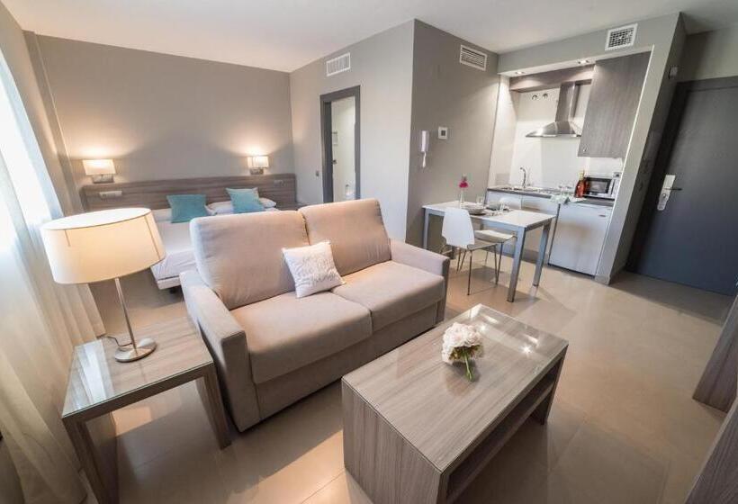 استودیو استاندارد با تراس, Miguel Sanchez