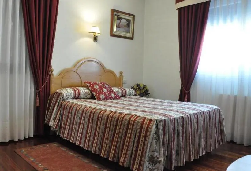 Perhehuone, Hostal Paz