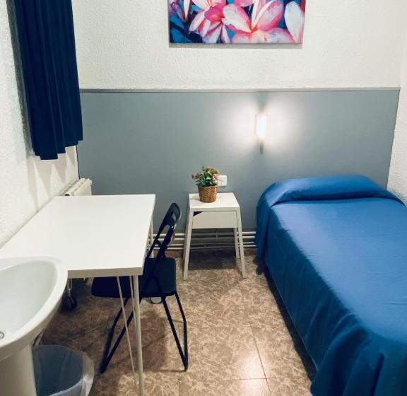 标准单人间共用浴室, Hostal Carlos Iii
