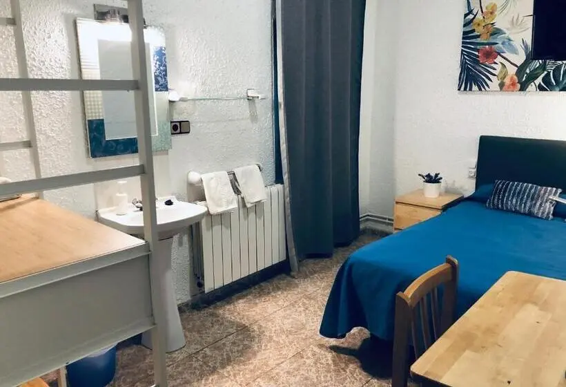 バス共有のスタンダードルーム, Hostal Carlos Iii