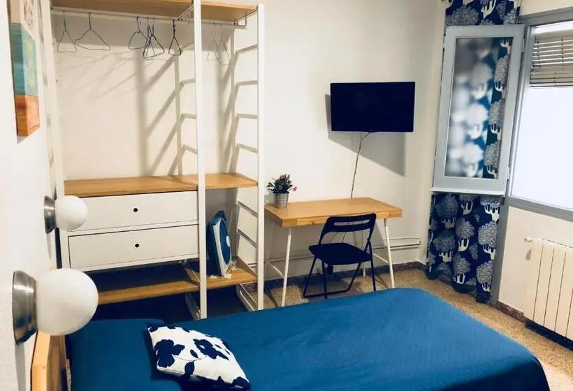 バス共有のスタンダードルーム, Hostal Carlos Iii