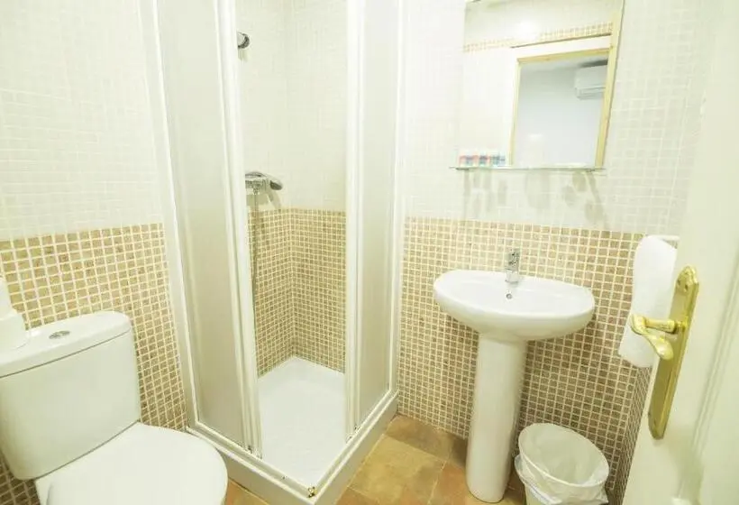 Economy Triple Room, Pensión Riad Mediterraneo