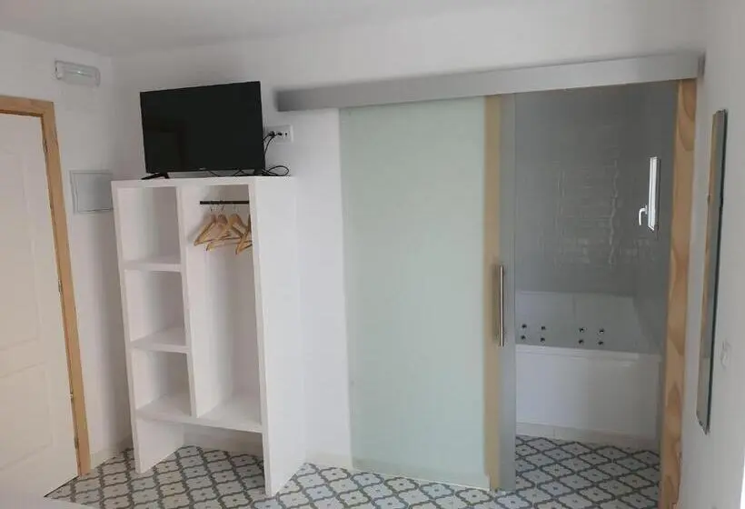 سوییت لوکس, Pensión Riad Mediterraneo