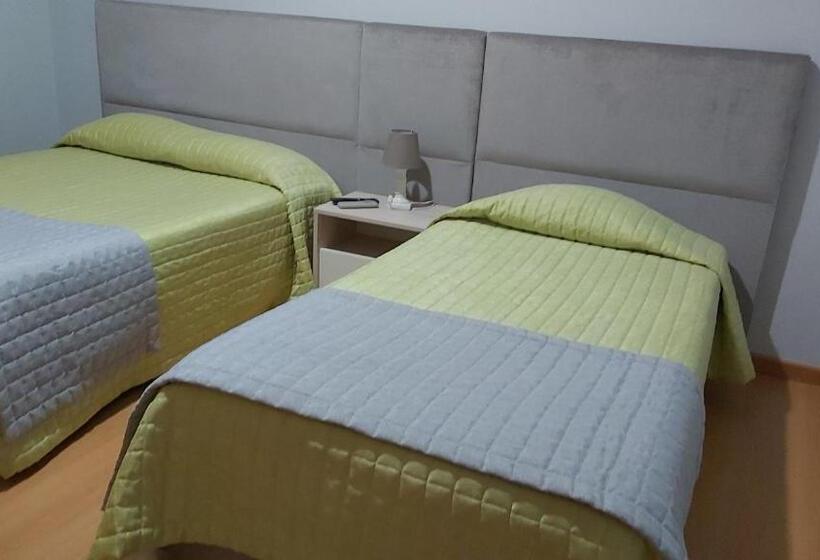 غرفة قياسية ثلاثية, Residencial As Canárias