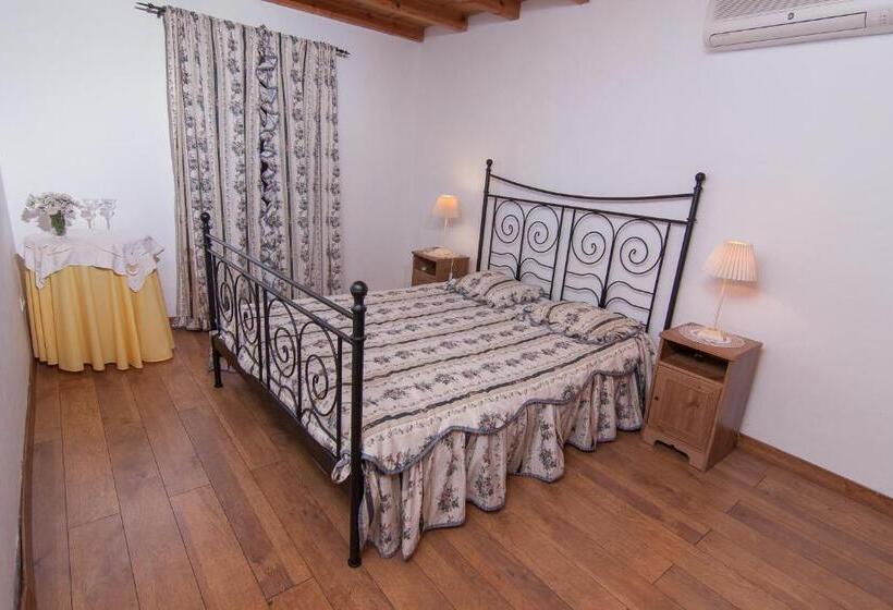 اتاق لوکس با چشمانداز, Monte Farropo