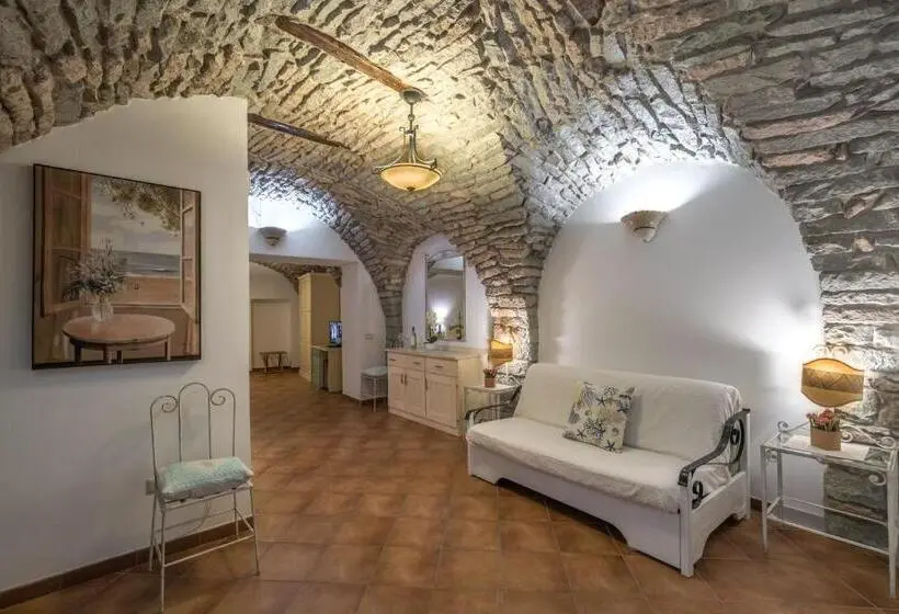 اتاق خانوادگی, Bosa Queen House