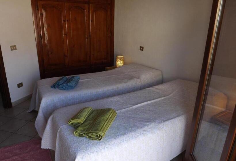 غرفة قياسية مطلّة علي البحر مزوَّدة بشُرفة, Cala Gonone Cozy House Sea View